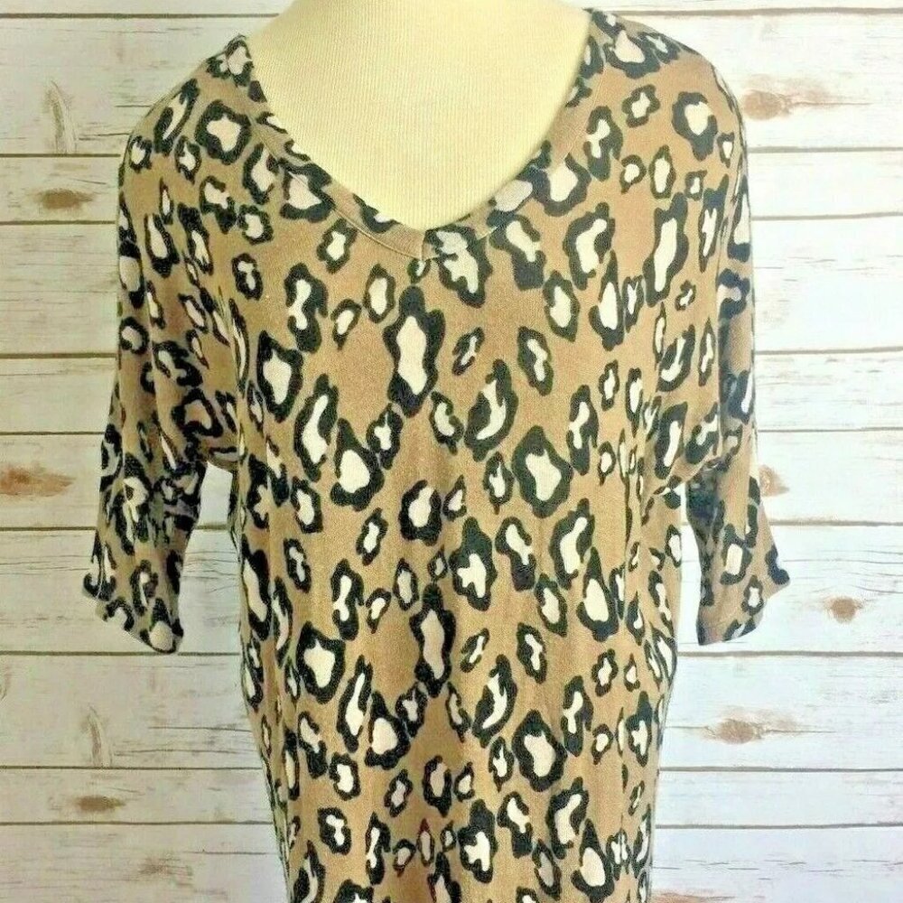 HAPPENING IN THE PRESENT Women Short Sleeve Pull-Over Animal Print Shirt Size S